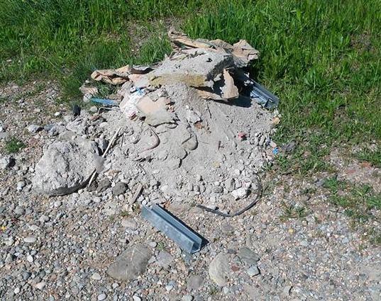 Rottami edilizi gettati sulla ciclabile