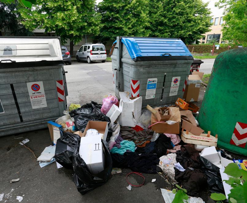 Una discarica in via Staffette Partigiane