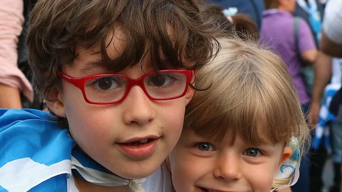 Con le magliette e con le sciarpe: i bambini diventano lo spettacolo nello spettacolo