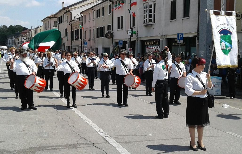Tricolore di 150 metri sfila con gli alpini al raduno nazionale 
