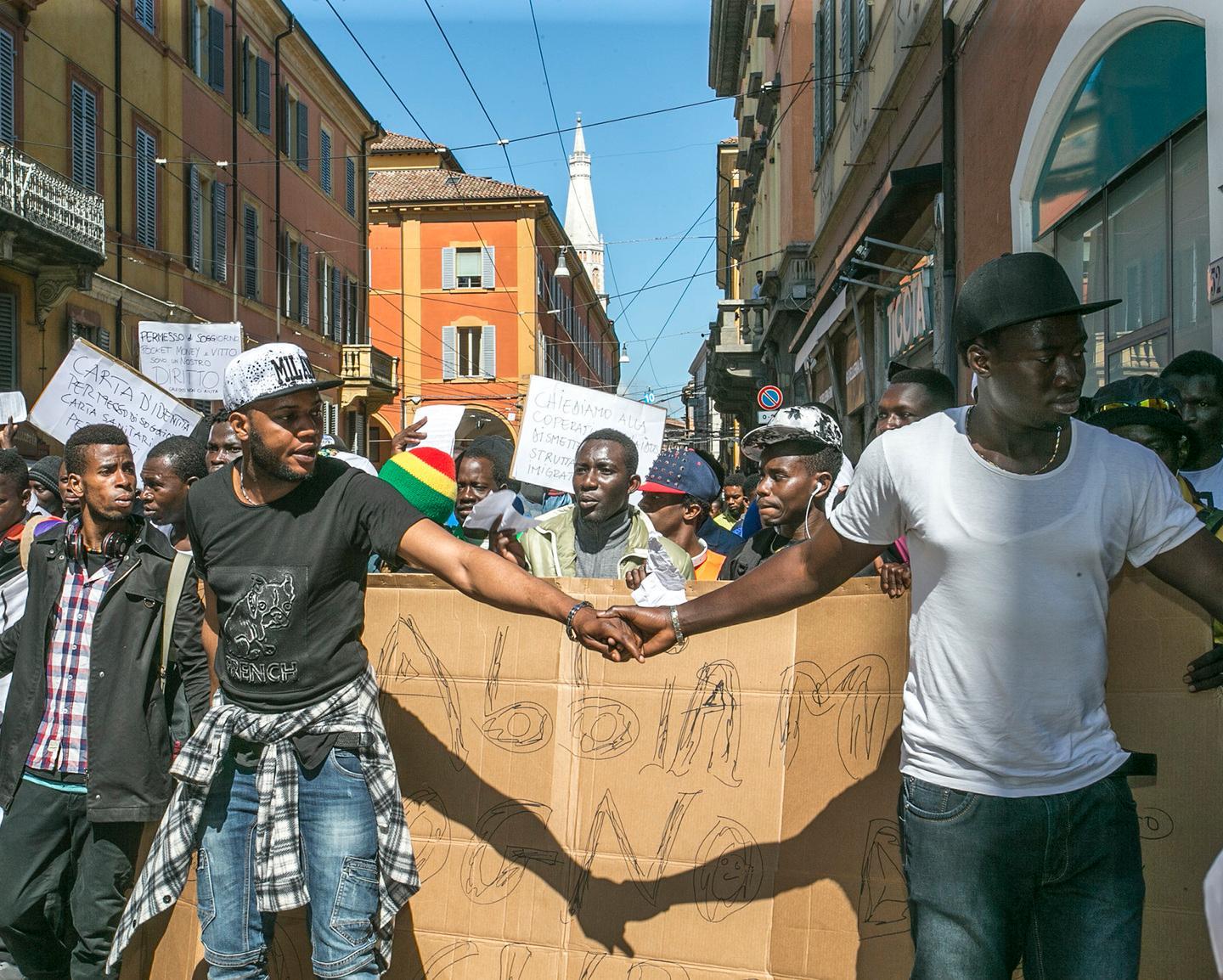Modena, rifugiati in corteo: «Ci state sfruttando»  