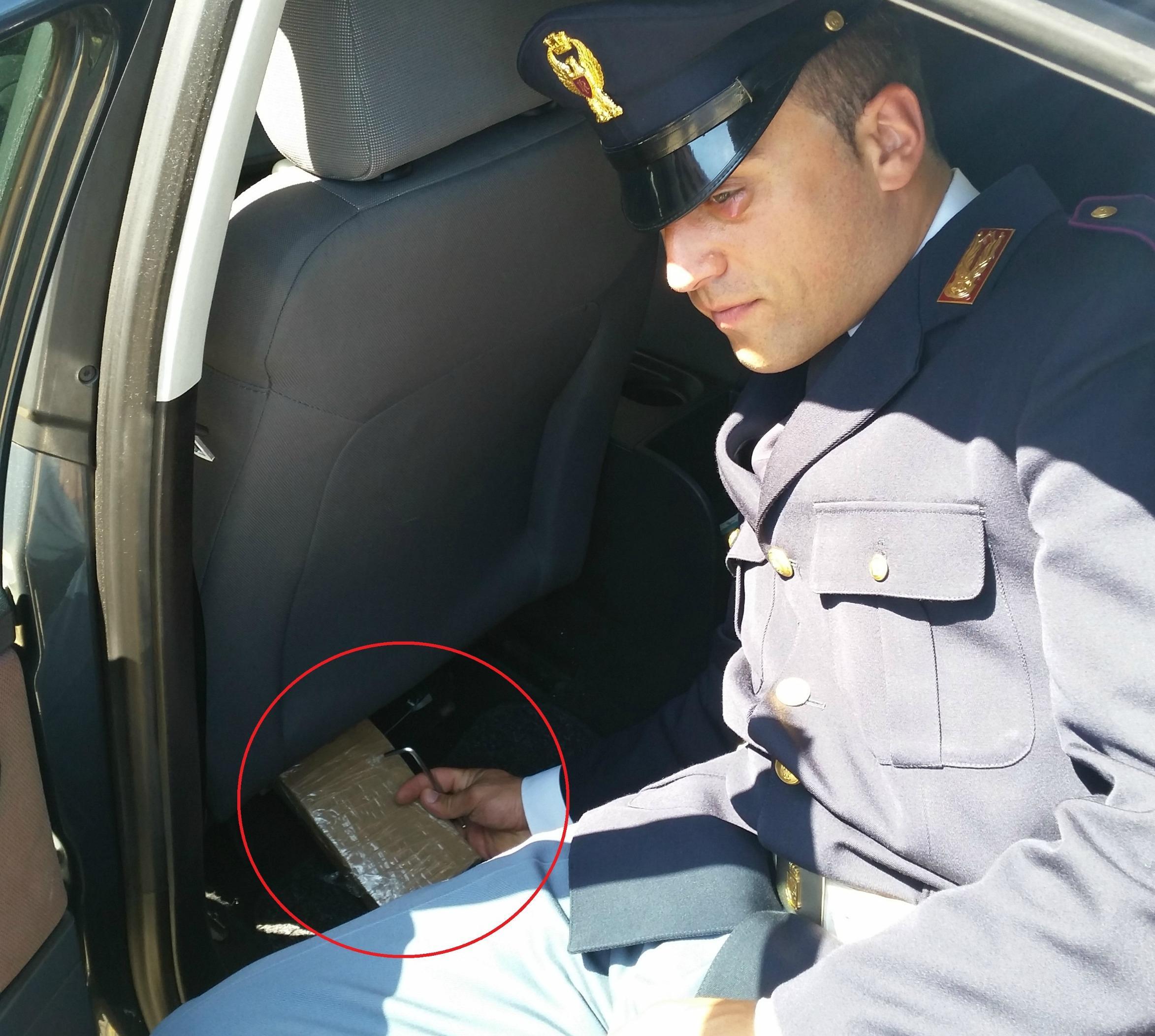 Agente controlla il punto in cui era nascosta la droga