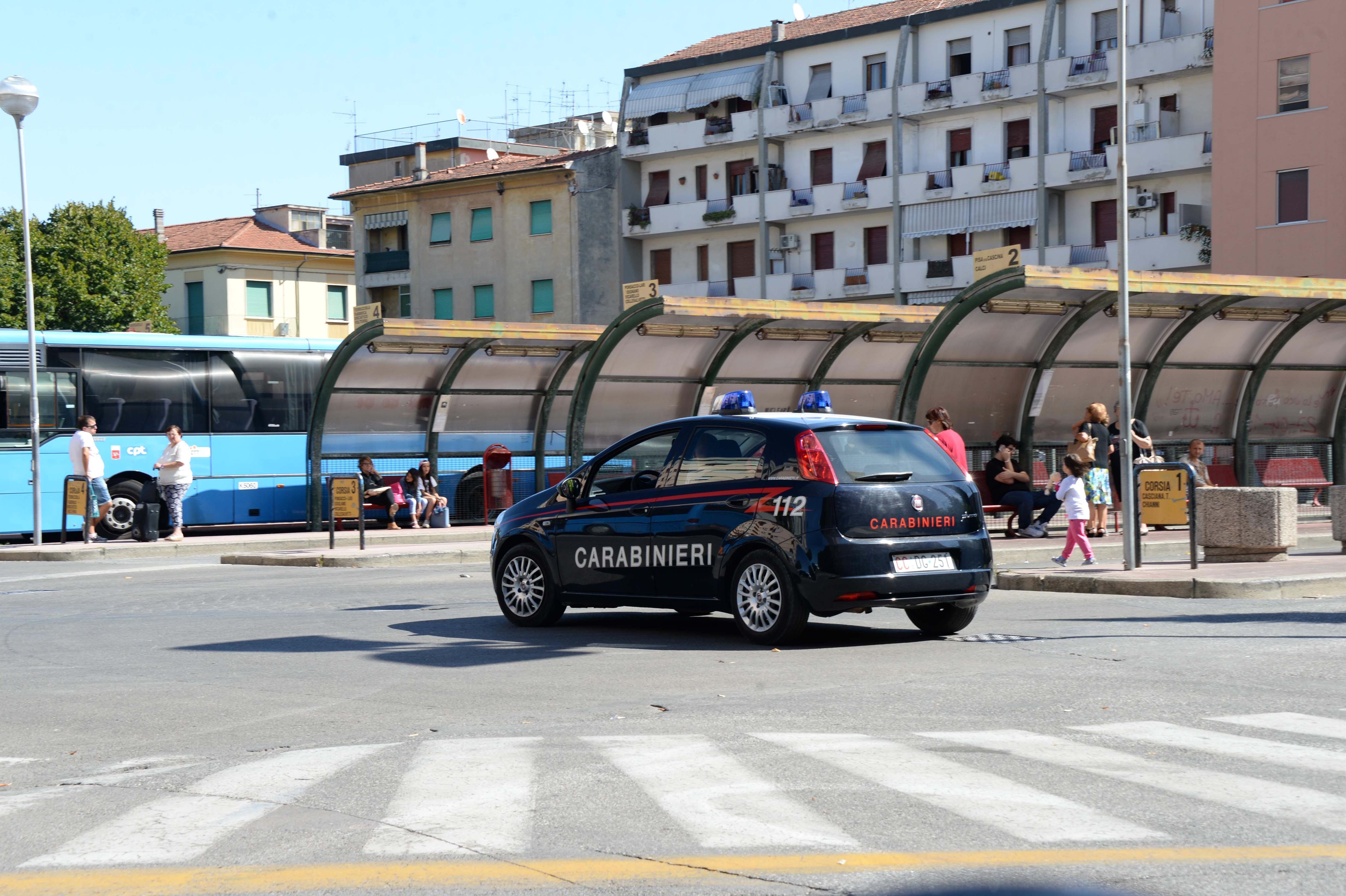Una pattuglia dei carabinieri alla stazione degli autobus a Pontedera (Foto Franco Silvi)