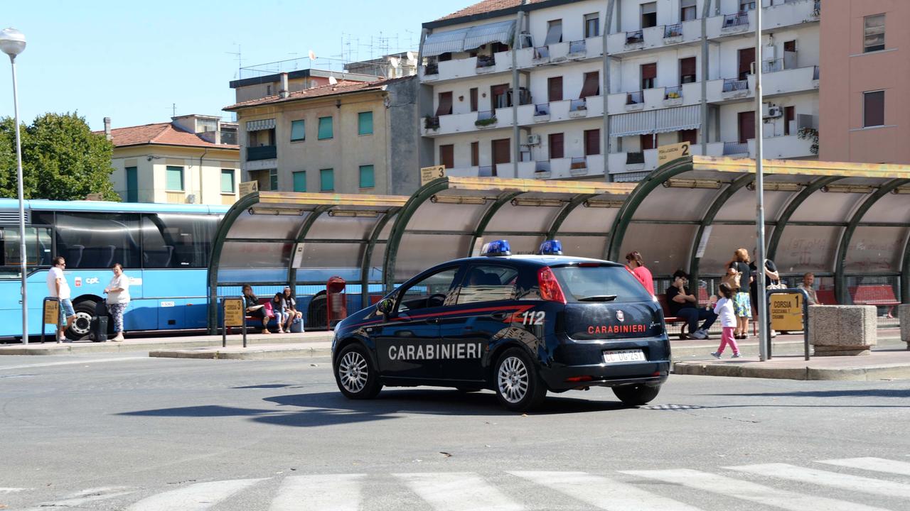 Una pattuglia dei carabinieri alla stazione degli autobus a Pontedera (Foto Franco Silvi)