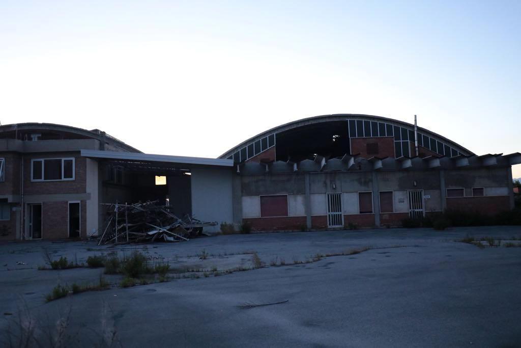 Incendio in un ex fabbrica trasformata in dormitorio da senzatetto