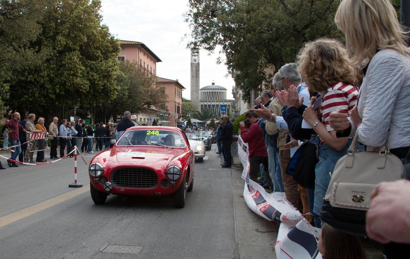 Il passaggio della Mille Miglia sul viale Verdi a Montecatini nel 2014 (Foto Nucci)