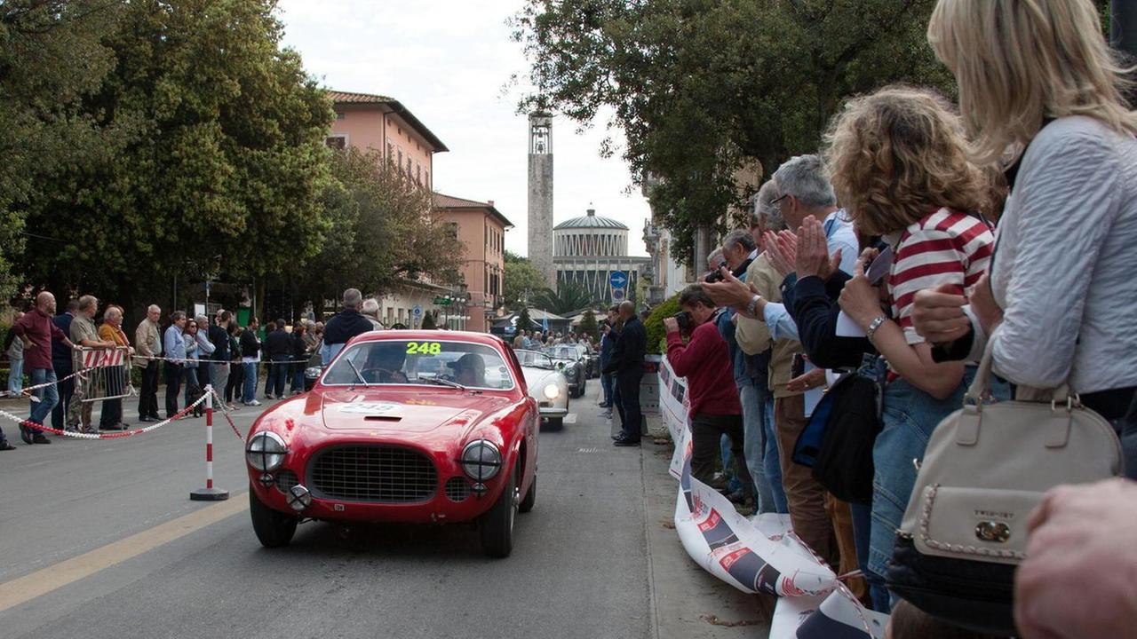 Il passaggio della Mille Miglia sul viale Verdi a Montecatini nel 2014 (Foto Nucci)