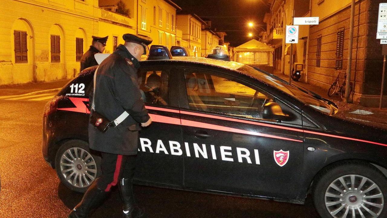 Rapina 2 giovani minacciandoli col cacciavite, arrestato