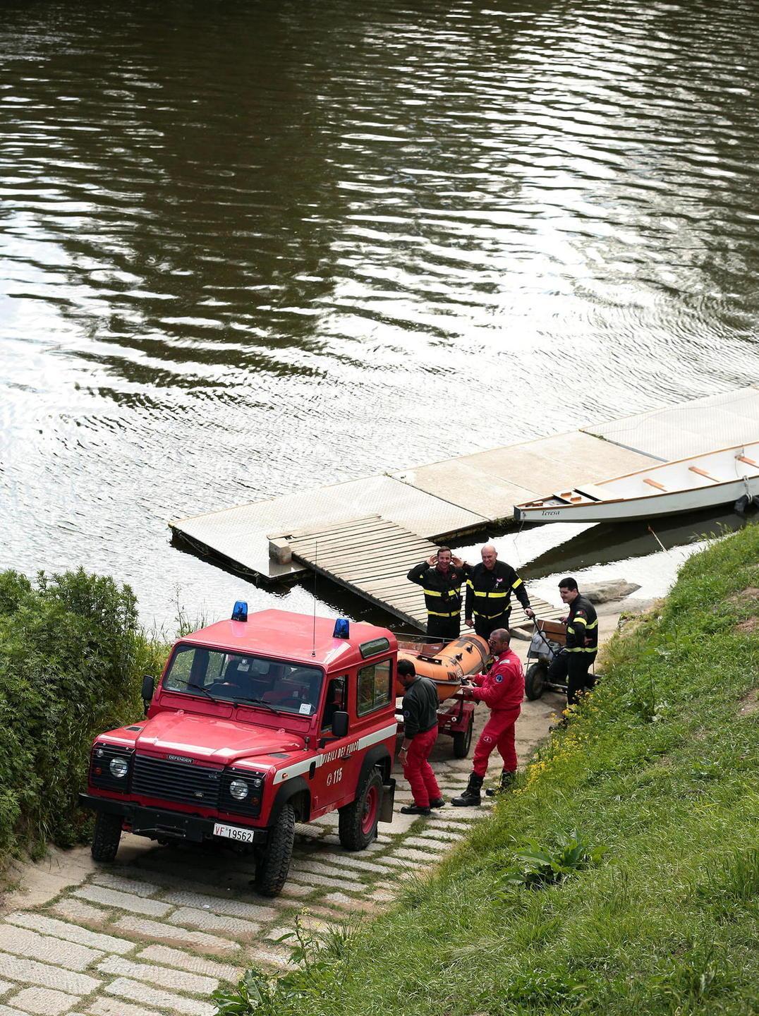 Cerimonia per il giovane morto in Arno 