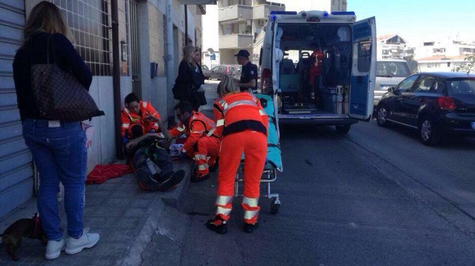 Cadono dallo scooter: due motociclisti in ospedale