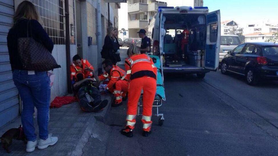 Cadono dallo scooter: due motociclisti in ospedale