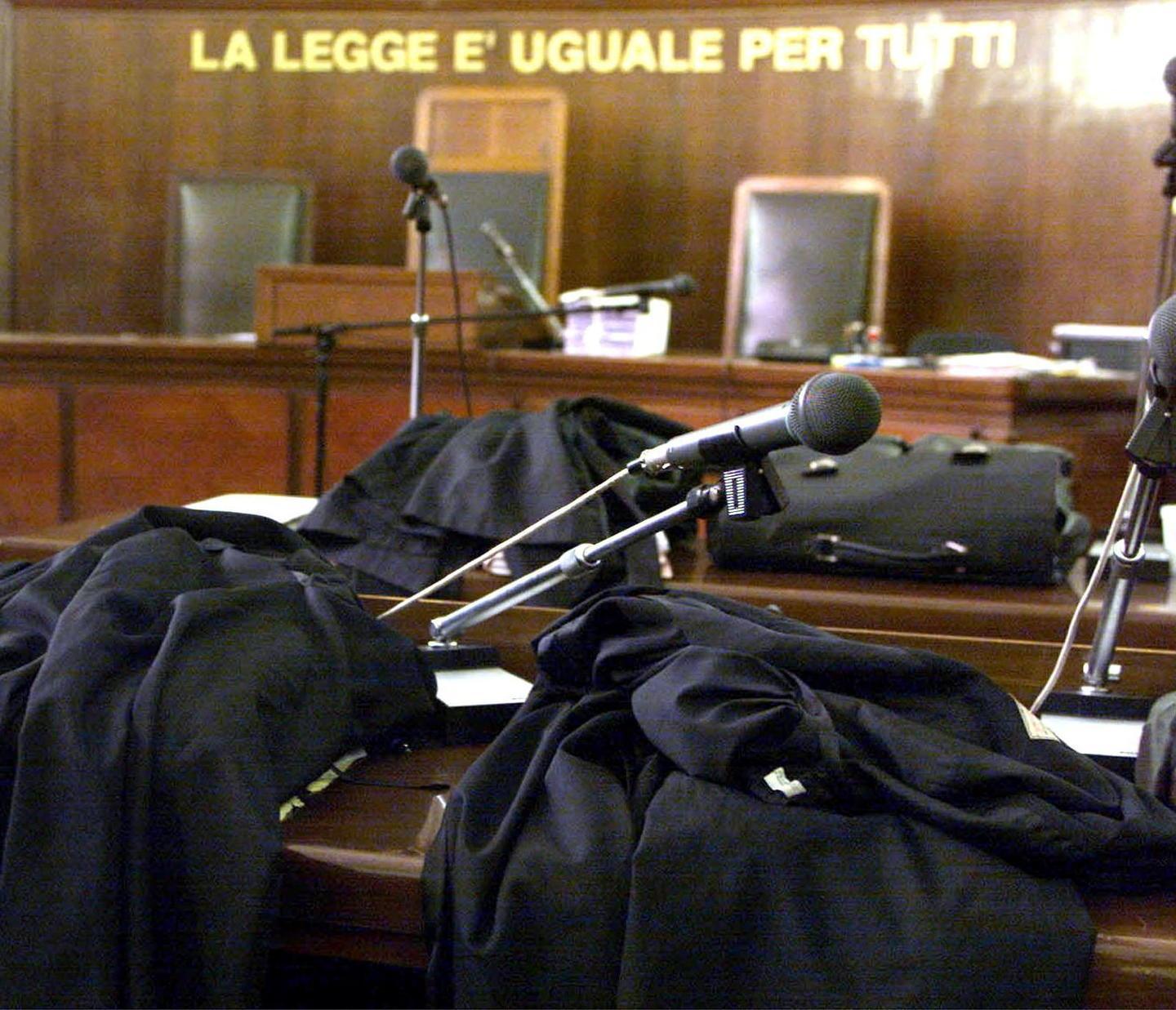 «Costretta a fare sesso davanti ai nostri figli» 