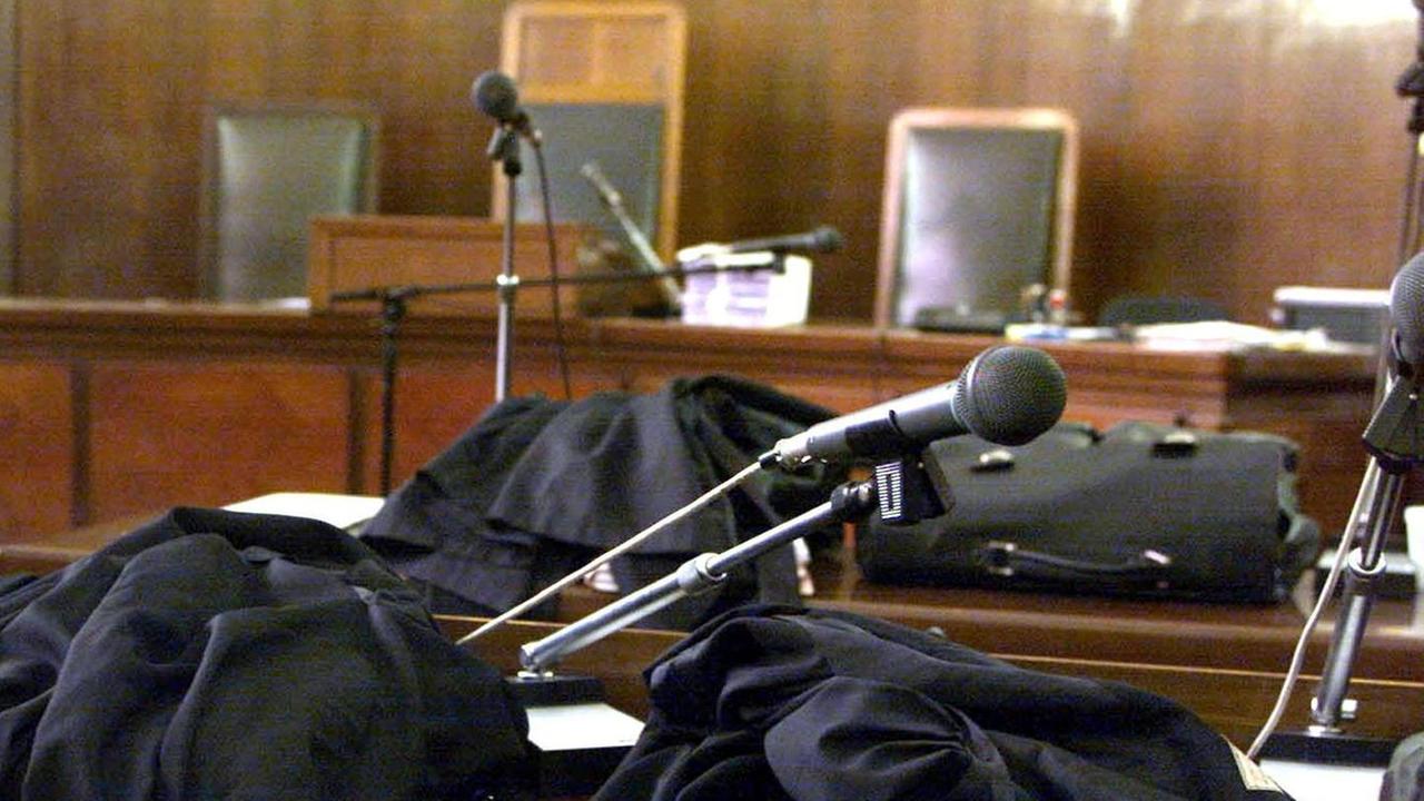 «Costretta a fare sesso davanti ai nostri figli»