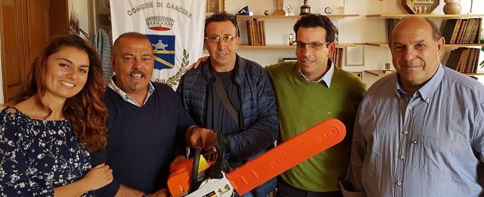 Consigliere dona motosega al Comune