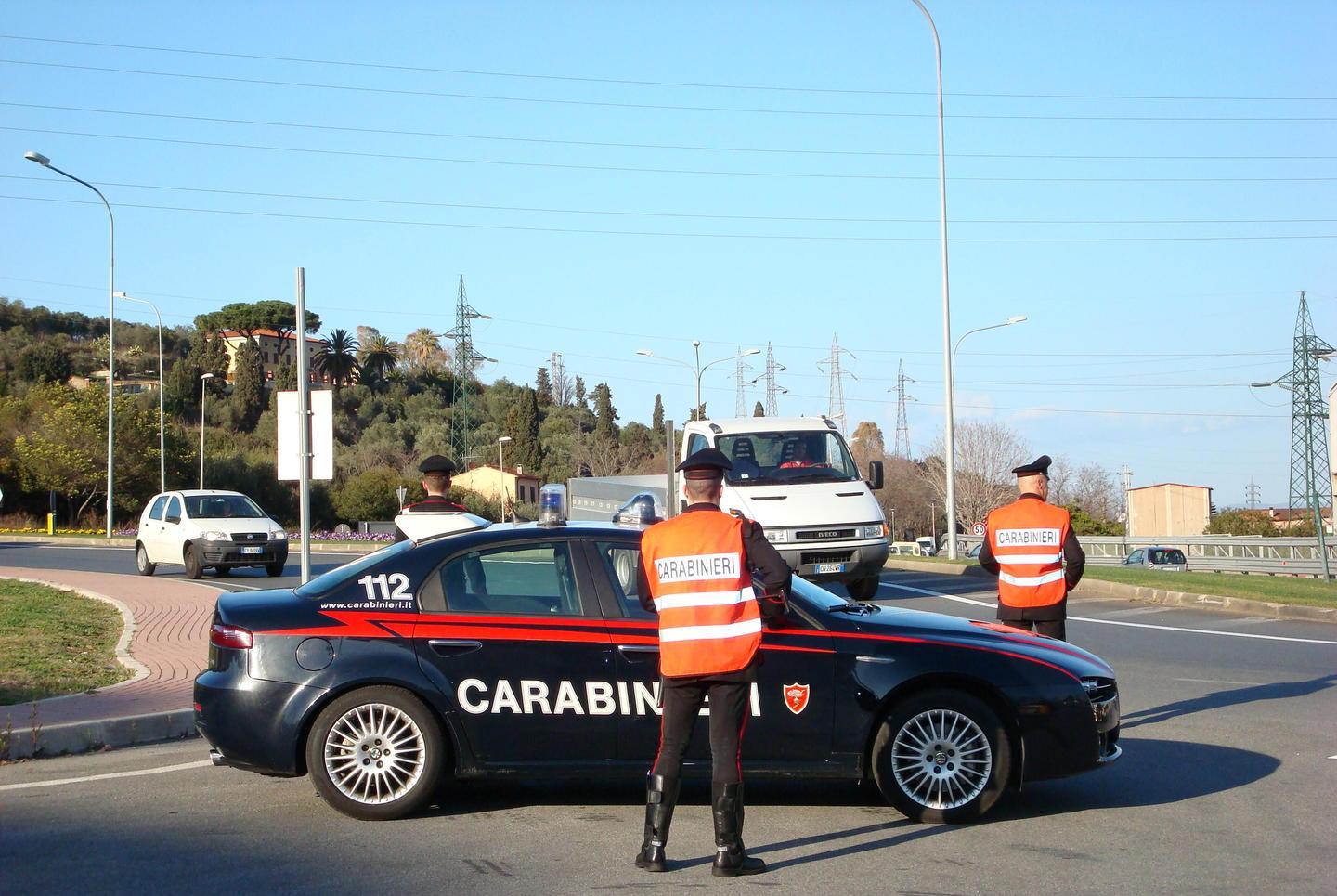 Ruba borsa da un’auto arrestato dai carabinieri