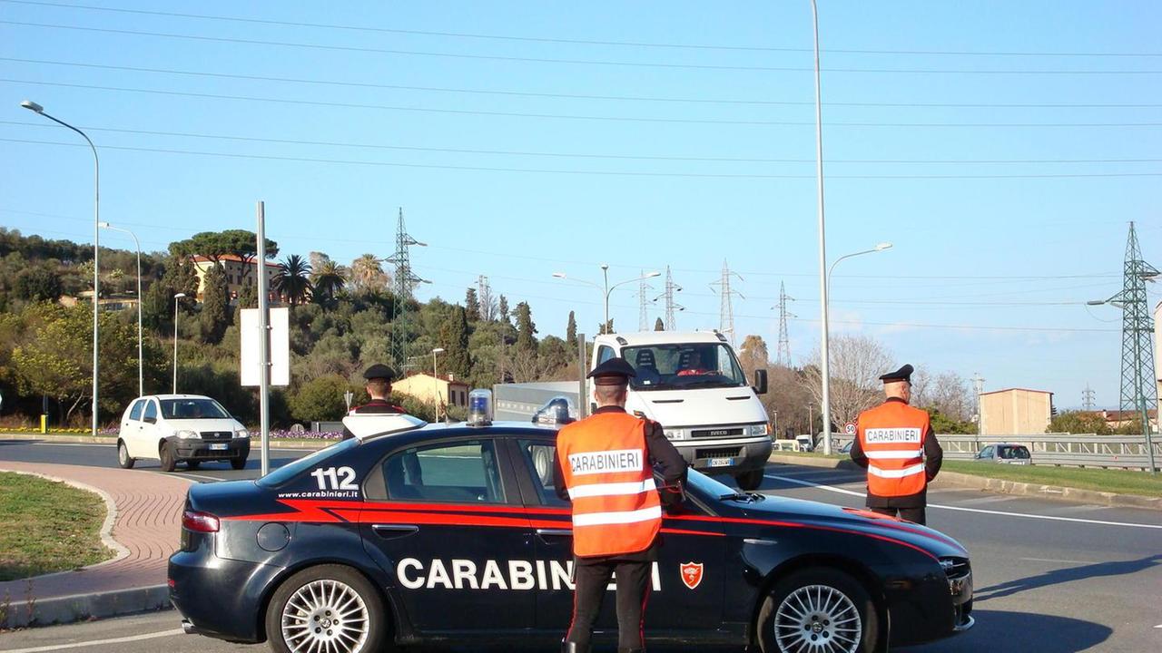 Ruba borsa da un’auto arrestato dai carabinieri