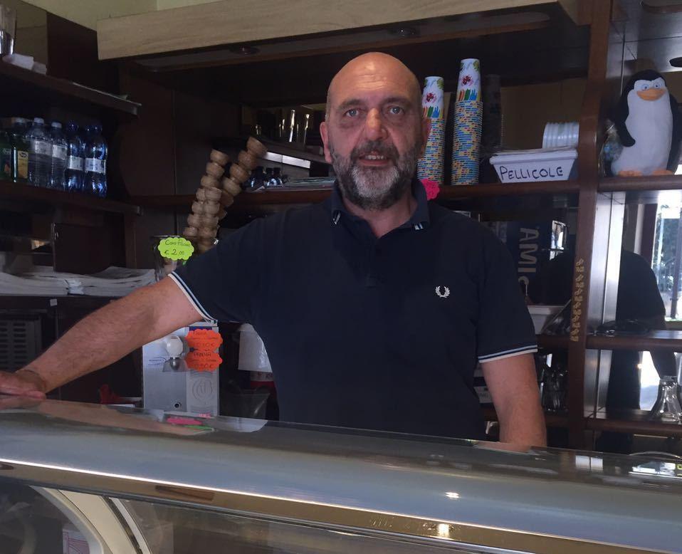 Gelati, tramezzini e sorrisi da Carlo al bar Arlecchino 