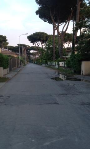 Pericoloso transitare in via Toscana piena di buchi