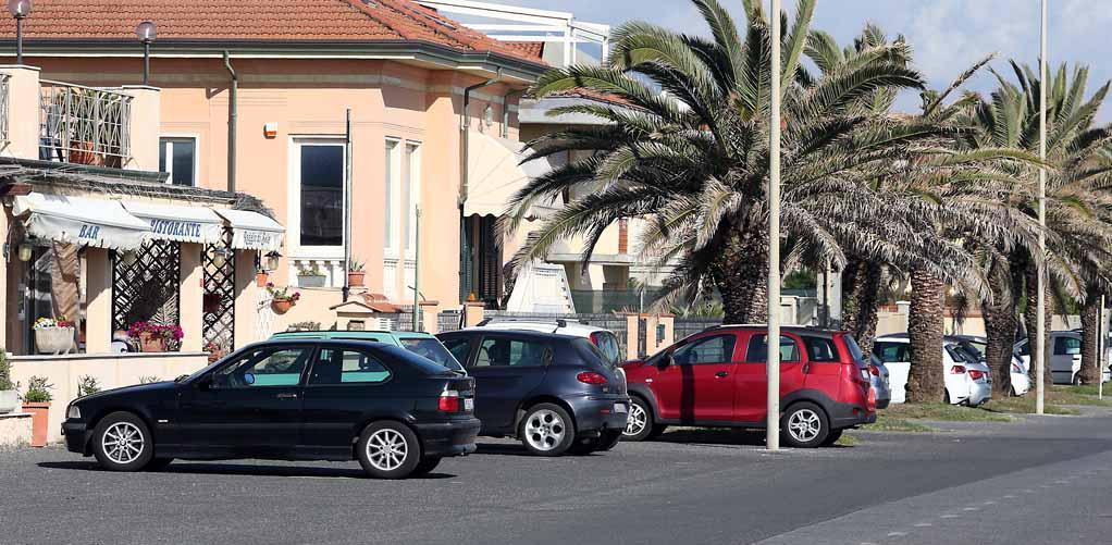 Viale da Verazzano, vandali e ladri nelle auto in sosta 