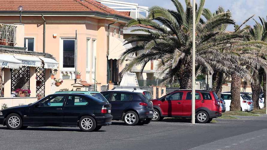 Viale da Verazzano, vandali e ladri nelle auto in sosta