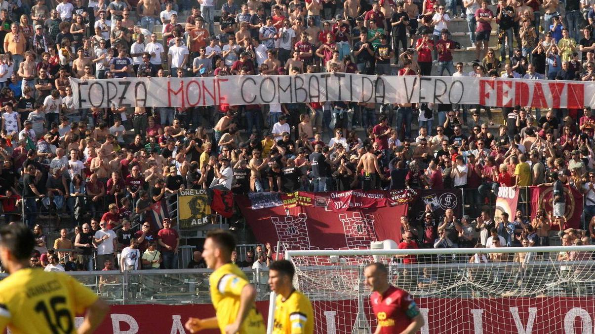 Forza Mone, lo striscione della Nord per un tifoso