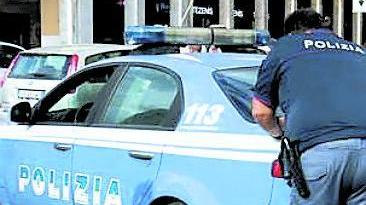 Rissa tra quattro giovani a colpi di stampelle