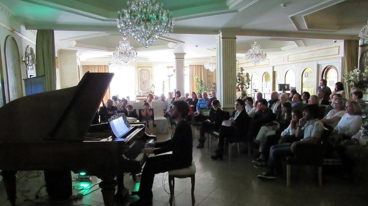 Il pianista Leoni incanta i pavullesi con la sua musica