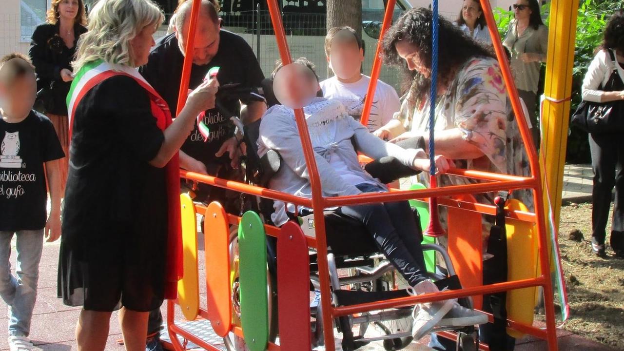I sorrisi dei bimbi disabili grazie all’altalena speciale