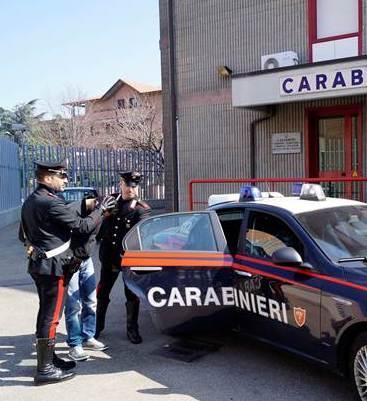 Arrestato uno spacciatore mentre vendeva hascish 