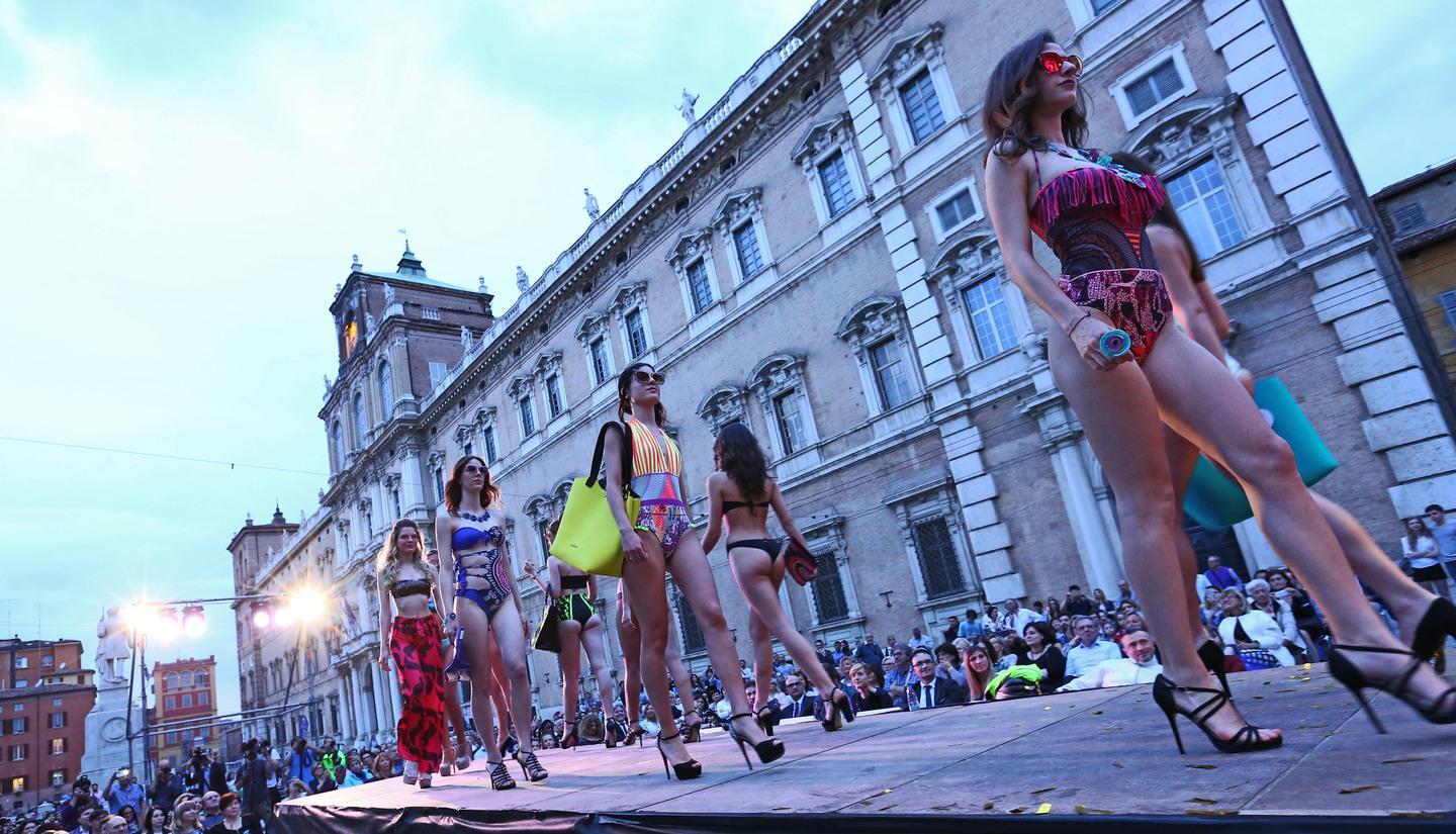 Miss Mondo Emilia: i modenesi affollano Piazza Roma