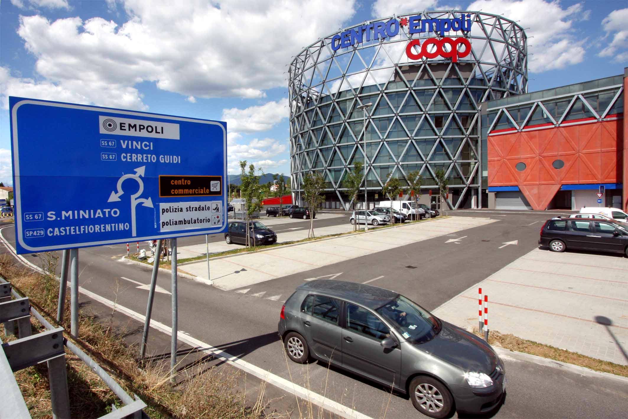 Il parcheggio esterno del  Centro Coop di Empoli