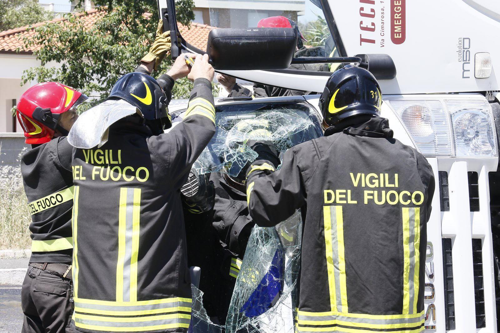 Si ribalta col camion alla rotatoria: conducente incastrato all'interno 