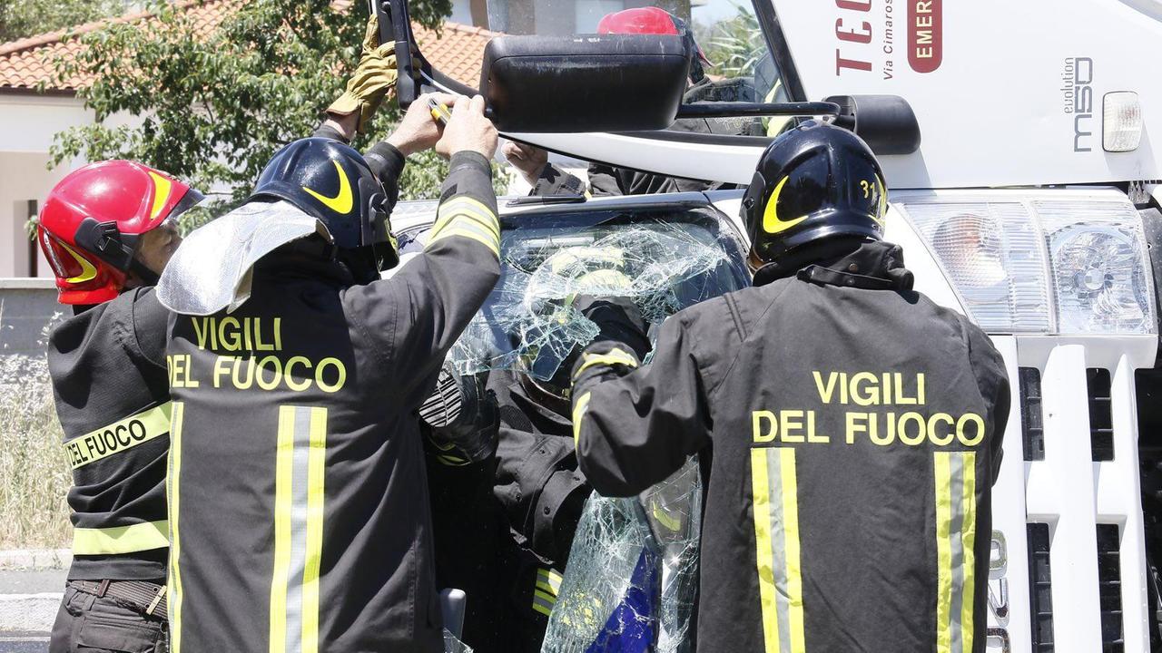 Si ribalta col camion alla rotatoria: conducente incastrato all'interno