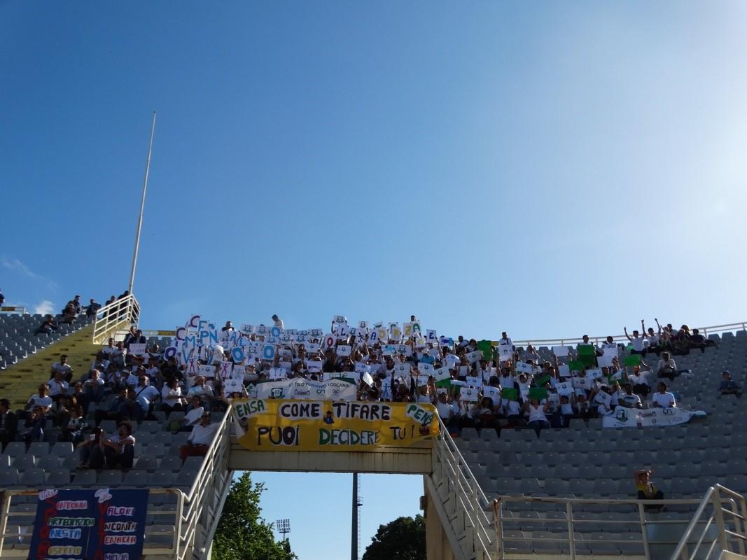 Bambini e genitori insieme sugli spalti dello stadio Franchi di Firenze