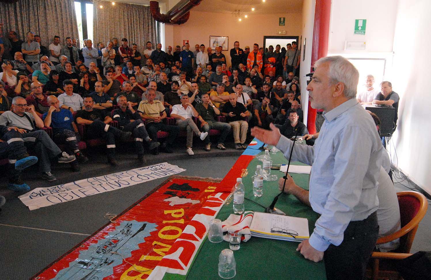 L'intervento di Nicola Alberta (Fim) all'hotel Phalesia (foto Paolo Barlettani)