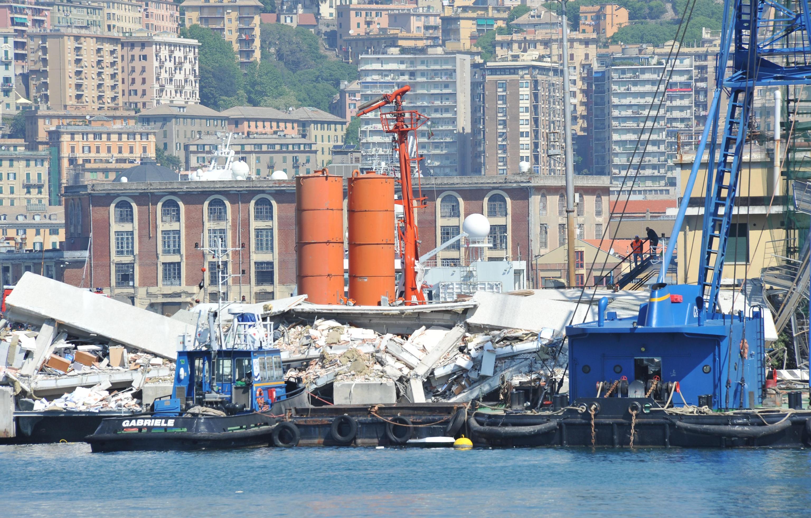 La Torre piloti abbattuta dal cargo Jolly Nero nel porto di Genova