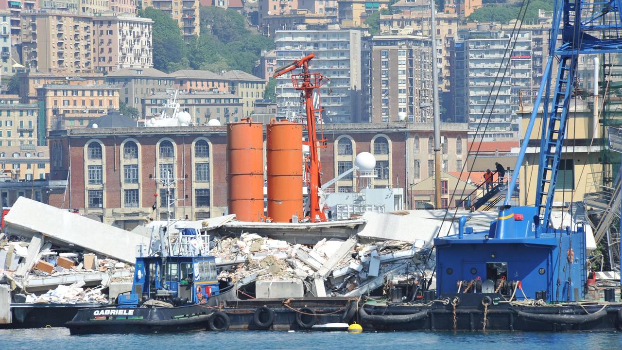 La Torre piloti abbattuta dal cargo Jolly Nero nel porto di Genova