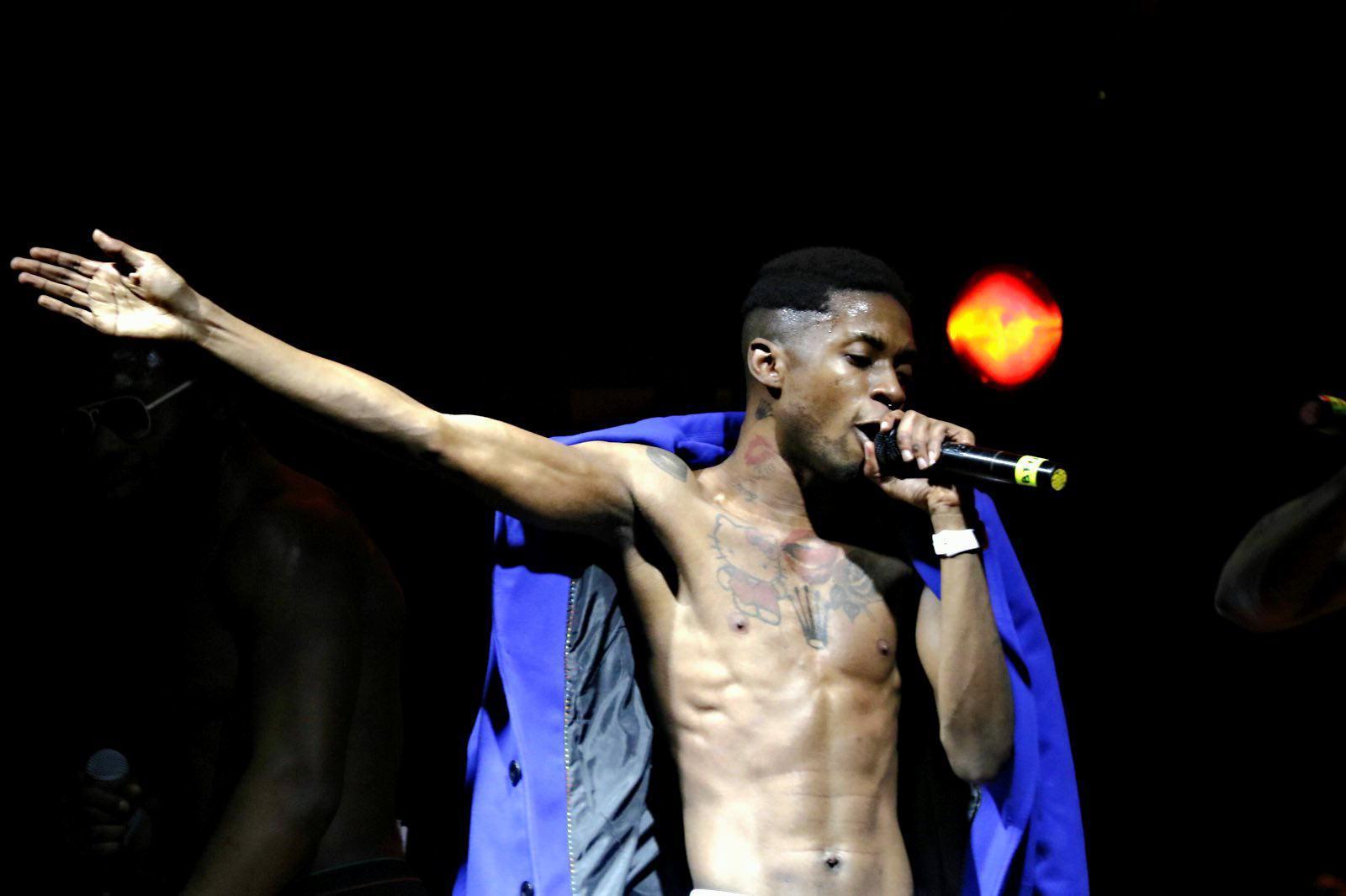 Il rapper ghanese Bello Figo durante un concerto 
