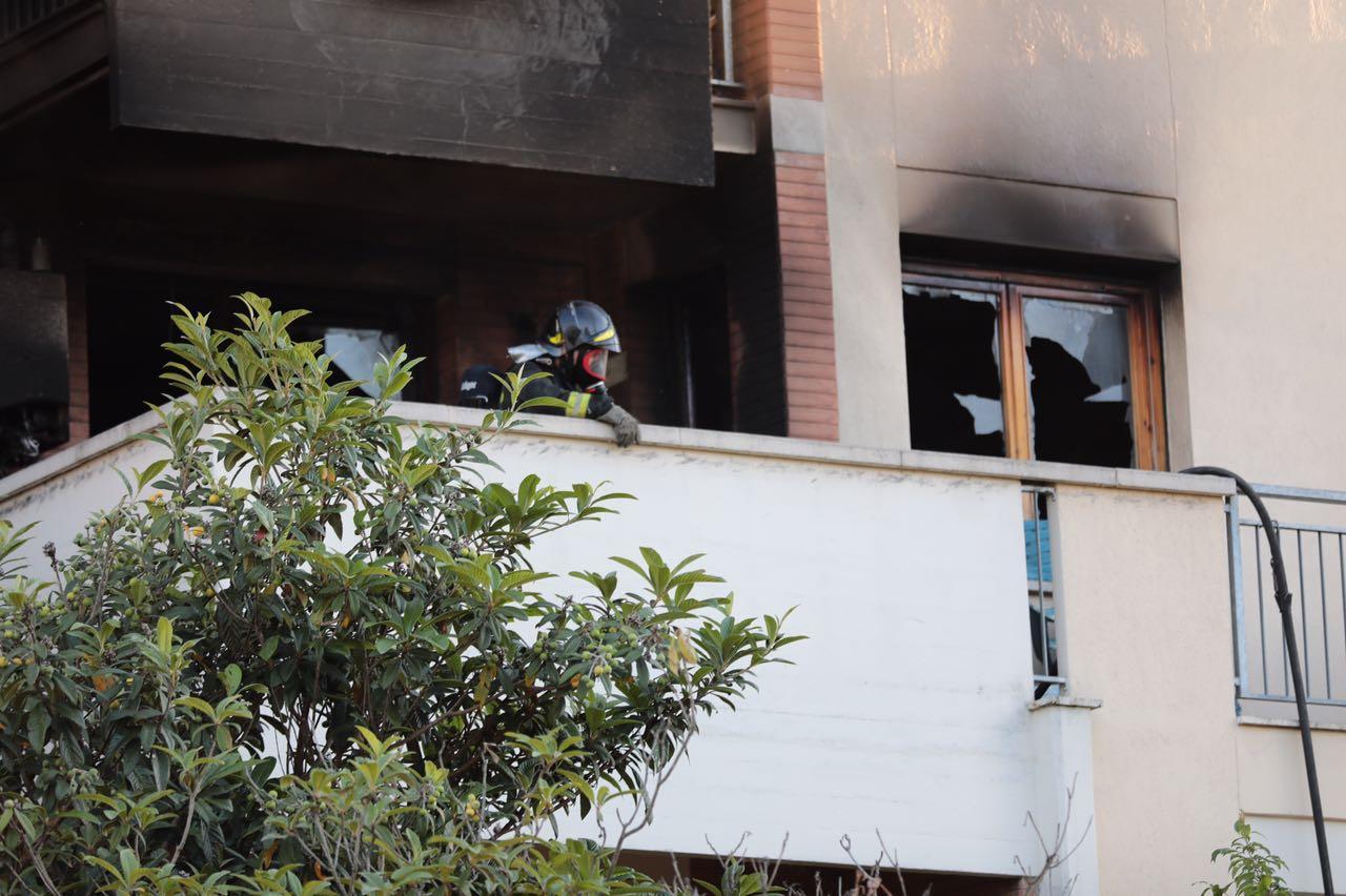 La casa in fiamme (foto Agenzia Sestini)