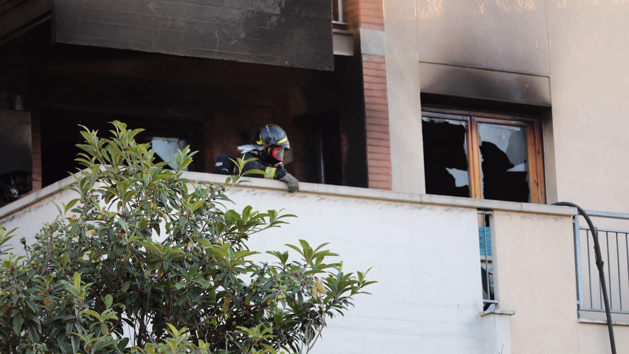 La casa in fiamme (foto Agenzia Sestini)