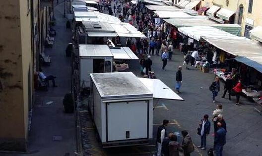 Alcuni banchi in piazza Mazzini nella loro nuova disposizione