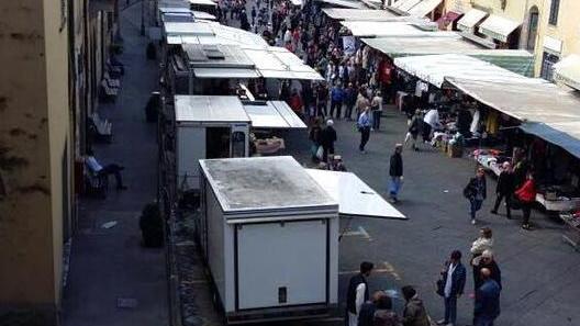 Alcuni banchi in piazza Mazzini nella loro nuova disposizione