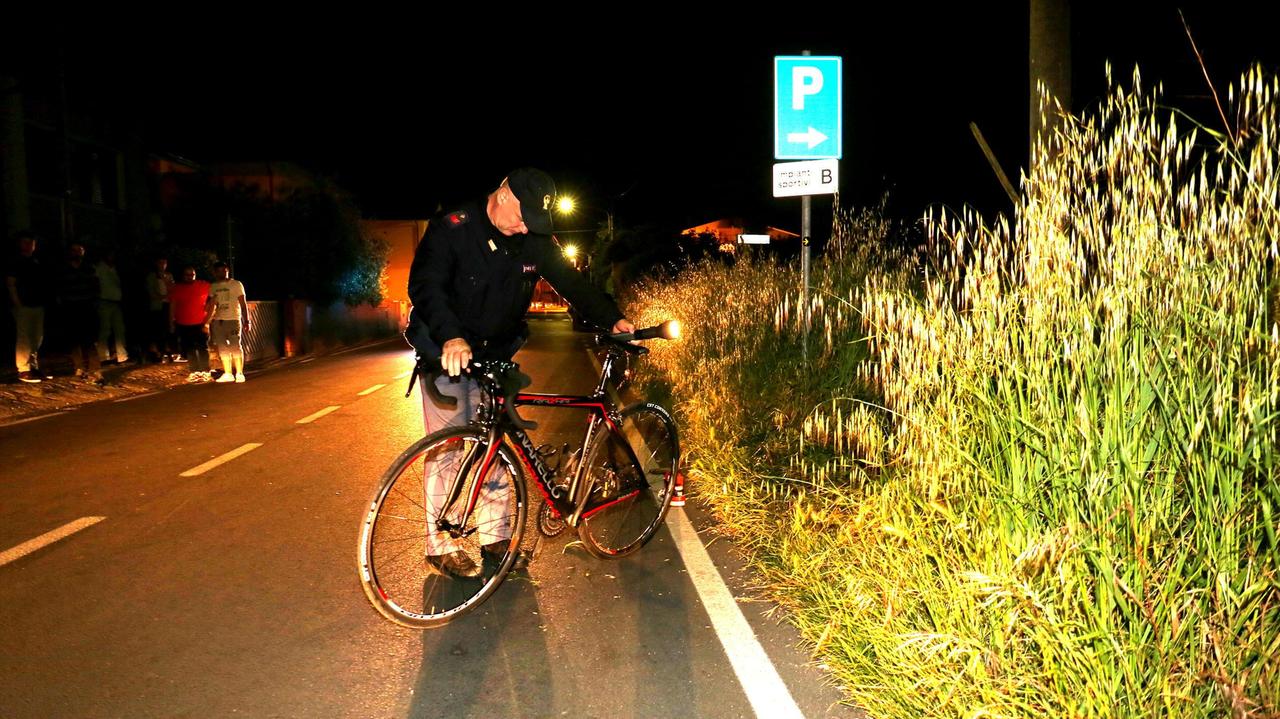 La bici del ciclista recuperata dalla polizia (foto Nucci)