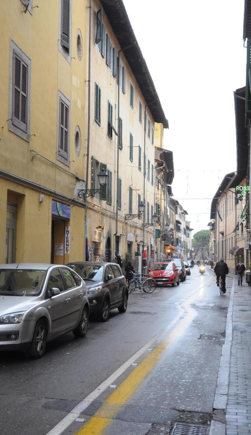 Stop a nuove aperture in via Carducci 