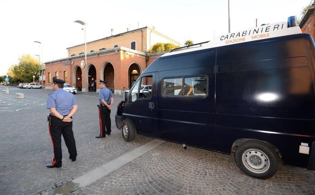Maxi rissa alla stazione è una faida per la droga 