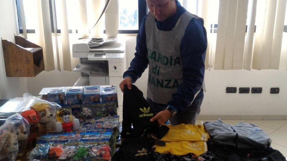 Sequestrata alla festa la merce contraffatta