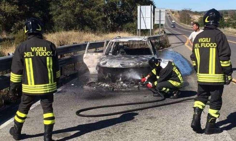 Le fiamme distruggono una Opel 