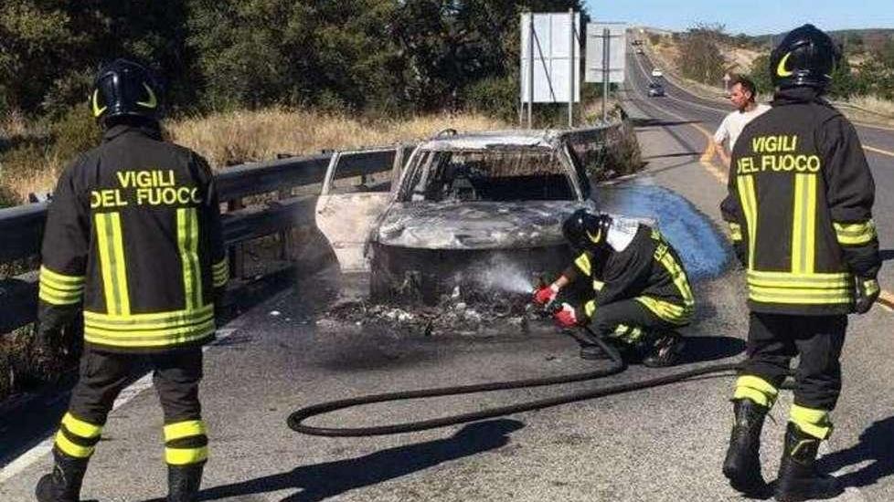Le fiamme distruggono una Opel 