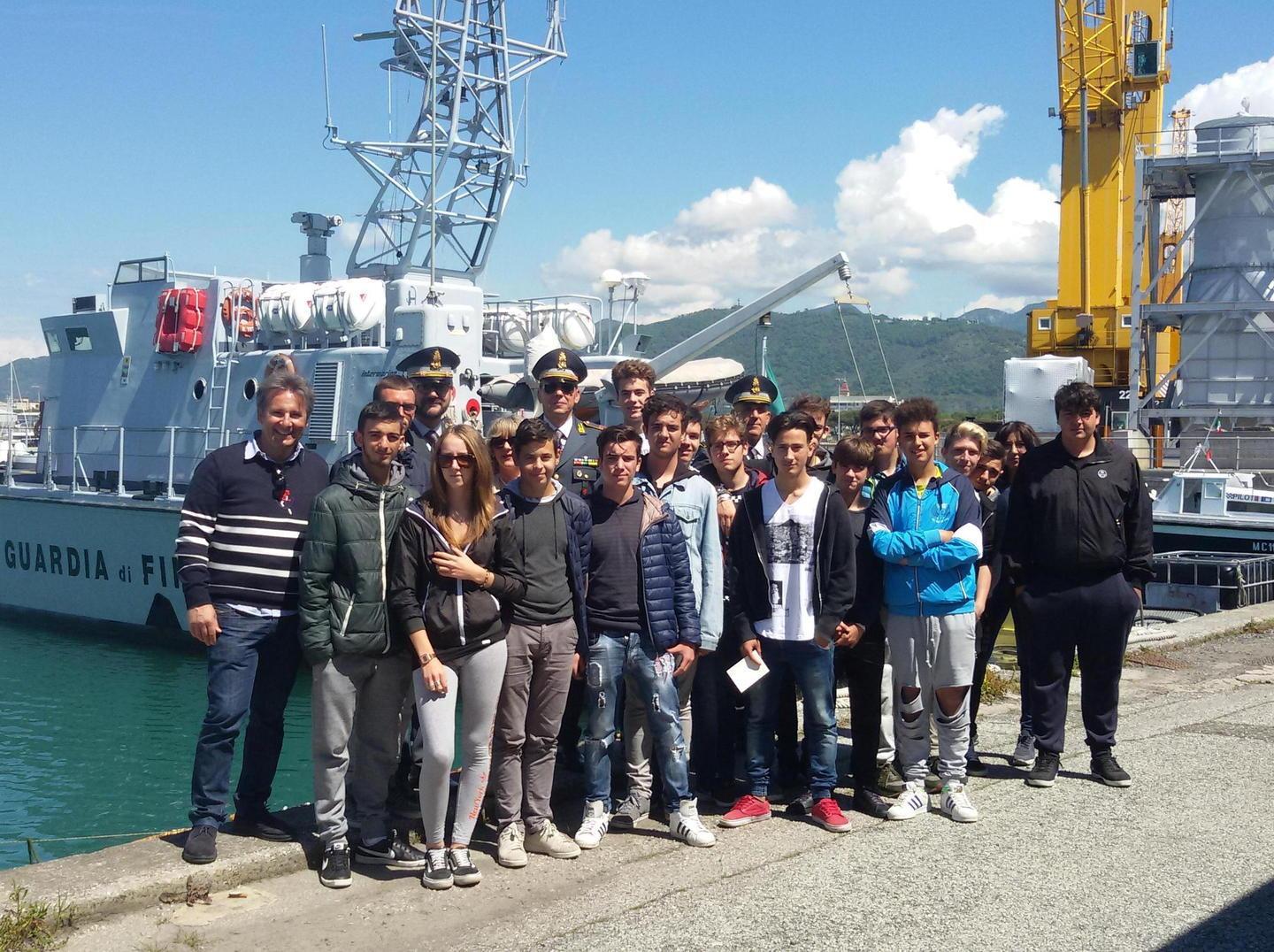L’incontro con la Finanza in mare 