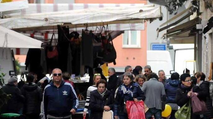 «Mercato la domenica e con pochi banchi»